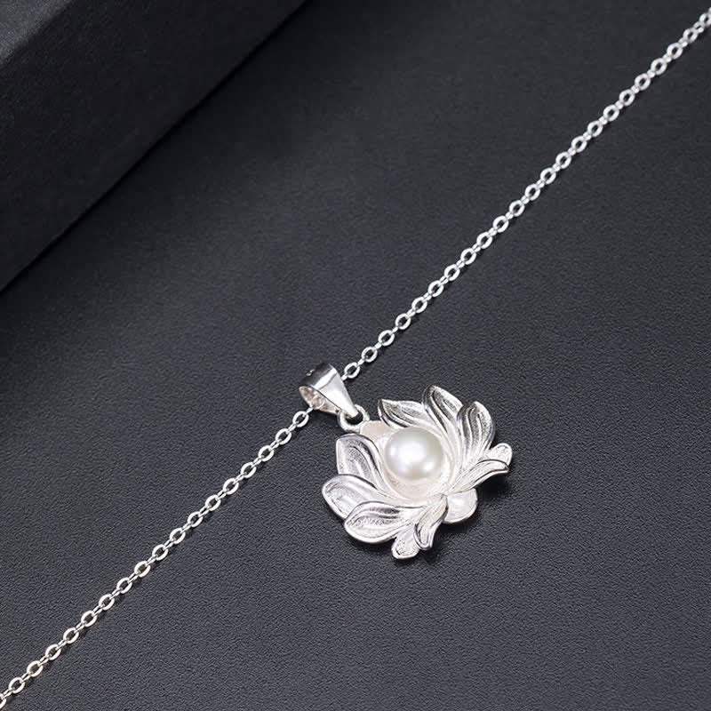 Collier pendentif lotus en perles de 6 mm – Richesse et illumination