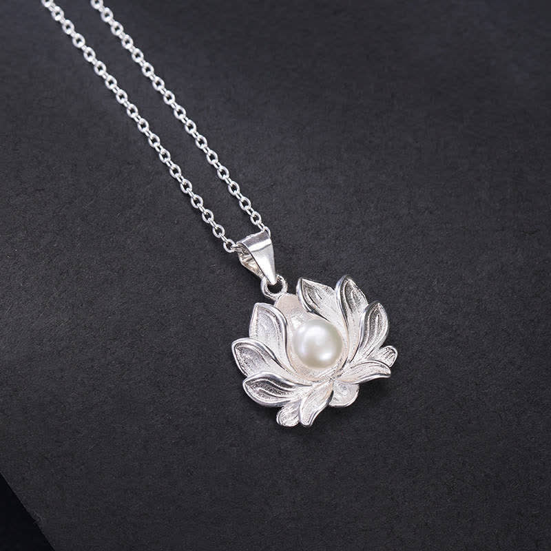 Collier pendentif lotus en perles de 6 mm – Richesse et illumination
