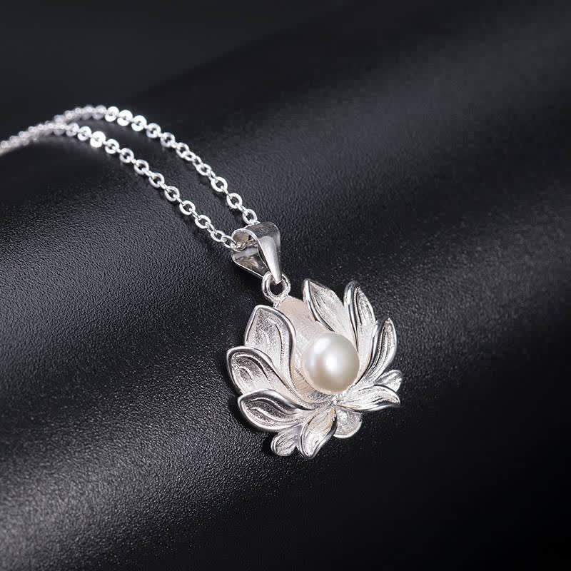 Collier pendentif lotus en perles de 6 mm – Richesse et illumination