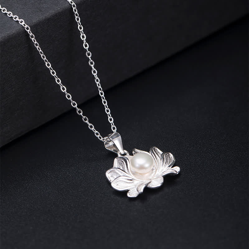 Collier pendentif lotus en perles de 6 mm – Richesse et illumination
