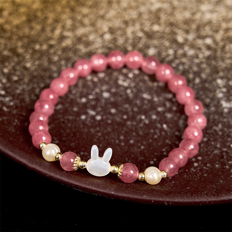 Bracelet en quartz fraise de 6 mm avec breloque chat ou lapin en perle