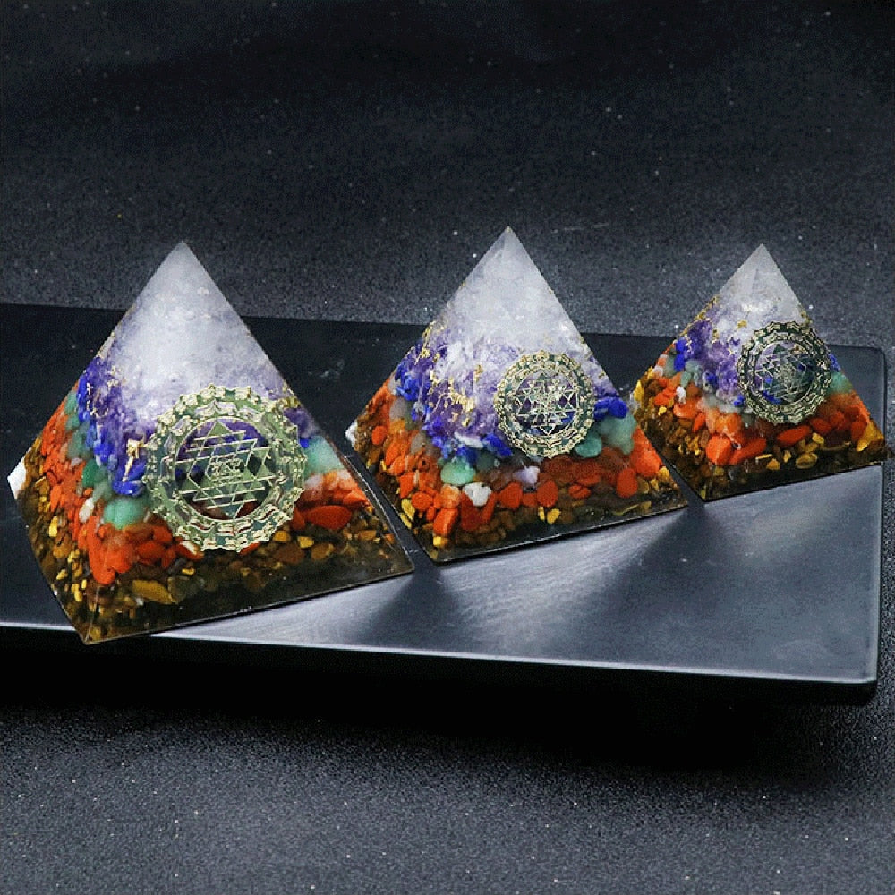 Pyramide d'orgone à 7 chakras