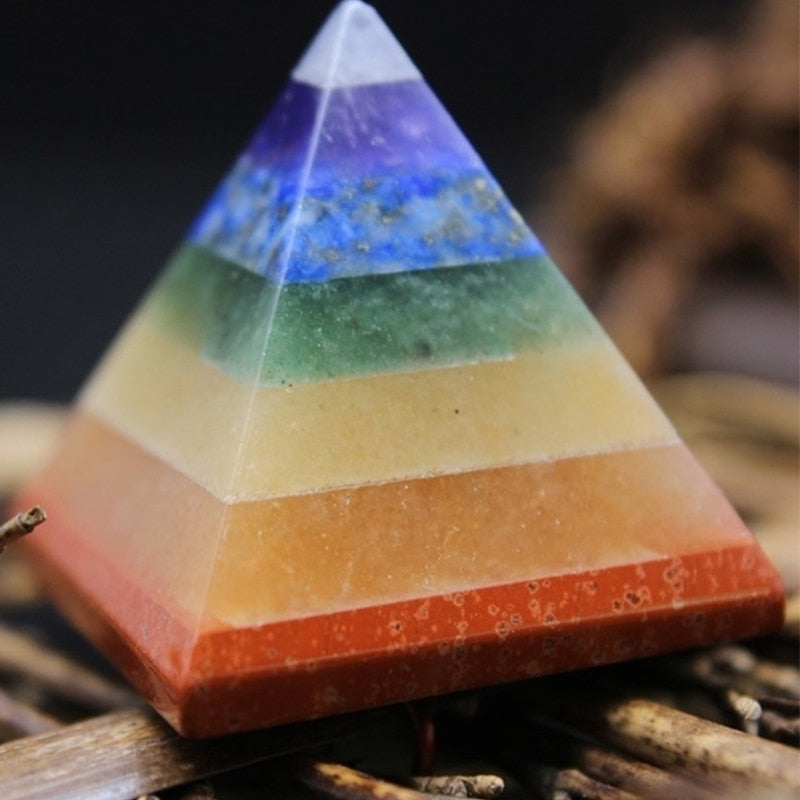 Pyramide arc-en-ciel à 7 chakras