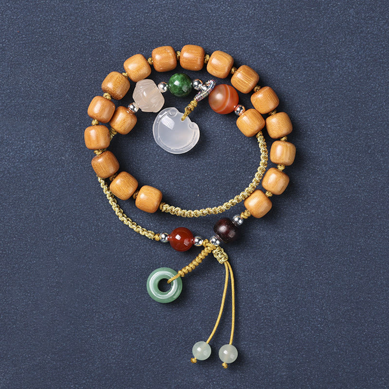 Bracelet boucle de paix en bois de santal vert et calcédoine