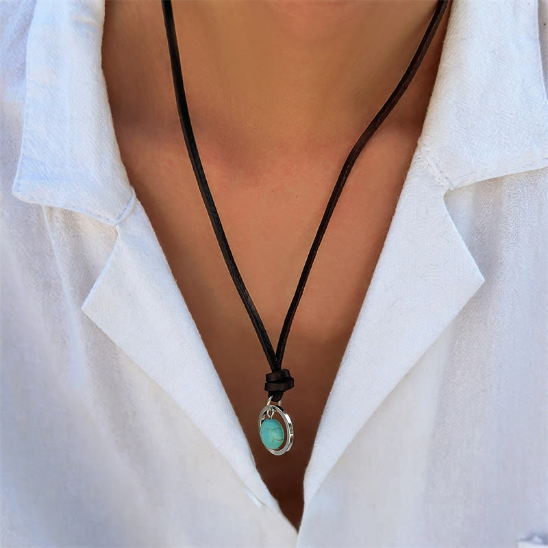 Collier pendentif rond turquoise avec symbole de force de protection