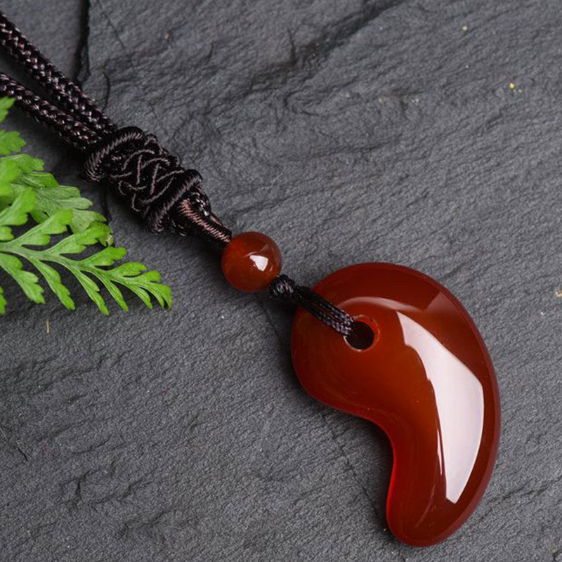 Collier de confiance et de calme en agate rouge et verte avec motif de lune