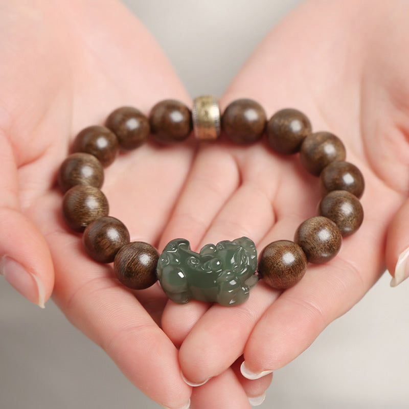 Bracelet de force en bois d'agar et jade Pi Xiu de 12 mm