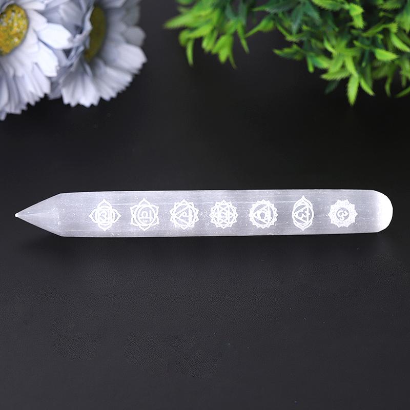 Baguette en cristal de sélénite de 6 pouces avec gravure de chakra