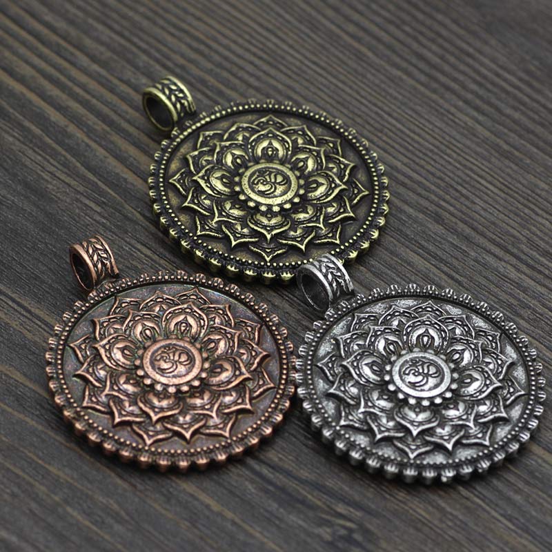 Collier unisexe électroplaqué Om Mani Padme Hum avec motif lotus