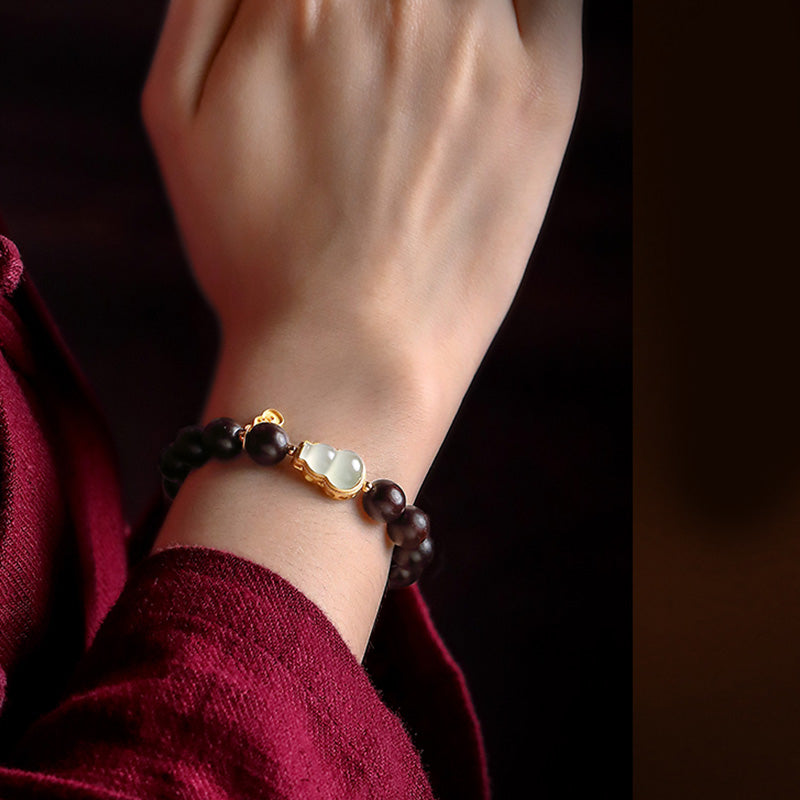 Bracelet en jade et bois de santal rouge à petites feuilles pour le calme et la protection