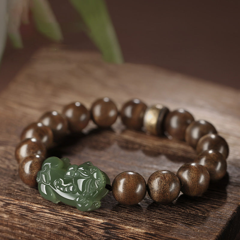 Bracelet de force en bois d'agar et jade Pi Xiu de 12 mm