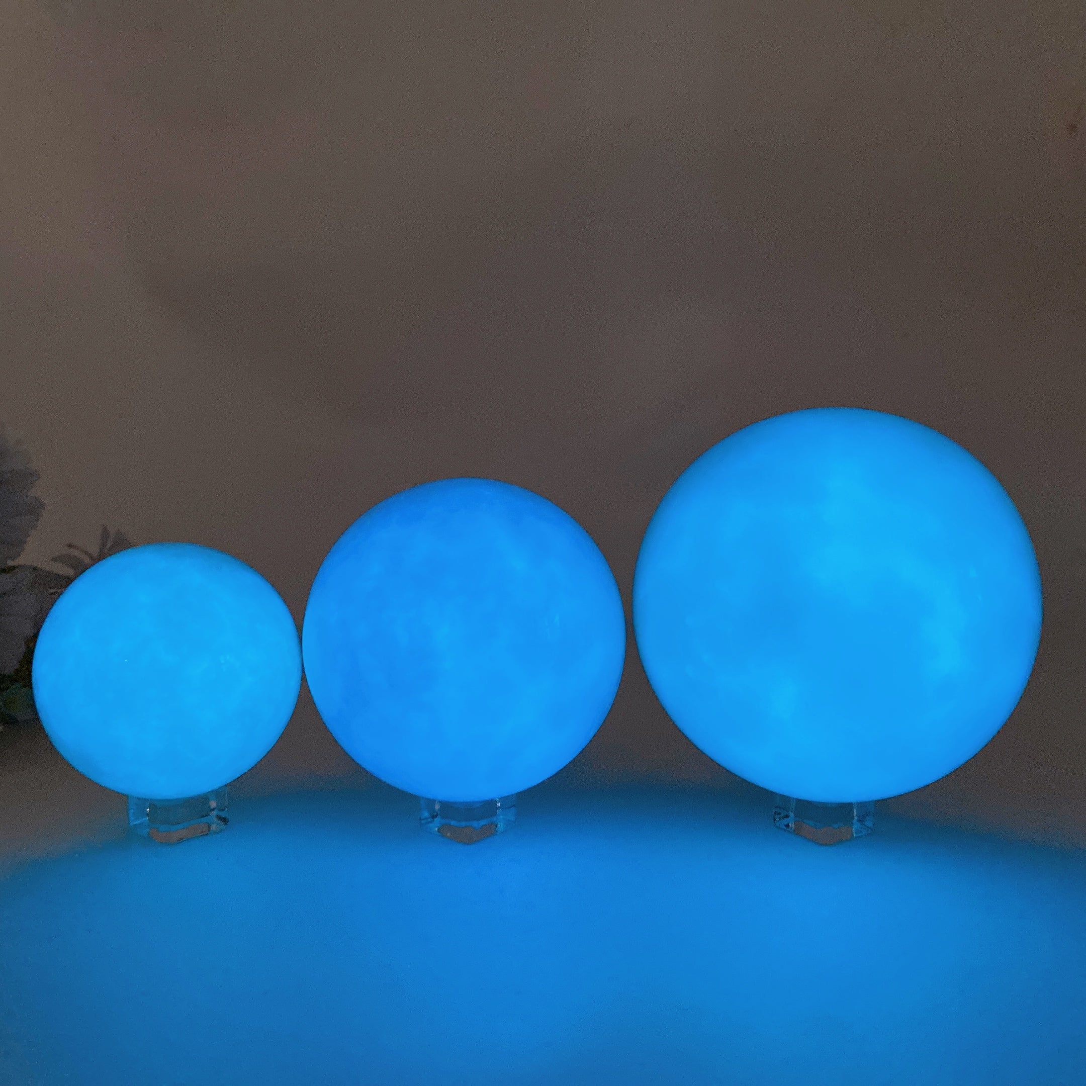 Sphère de guérison en cristal bleu lumineux de 8 cm
