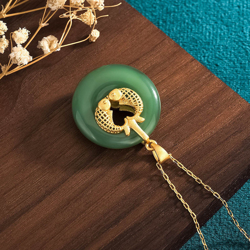 Collier porte-bonheur en jade cyan avec poisson koï pour le succès et l'harmonie