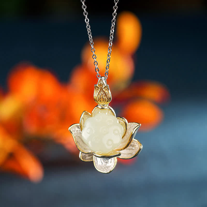 Collier de protection du bonheur en jade blanc et fleur de lotus