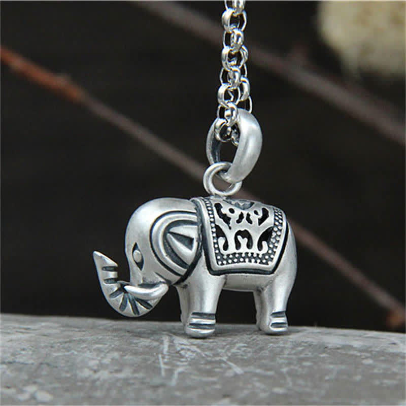 Collier avec pendentif en argent sterling 990 représentant un éléphant