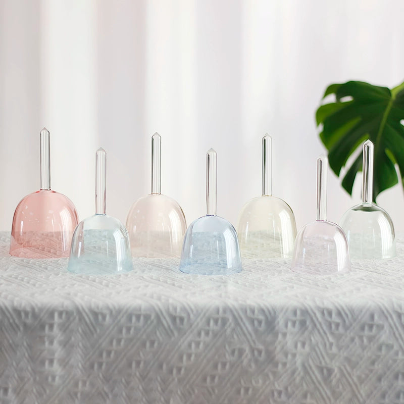 Bol chantant en cristal coloré avec poignée