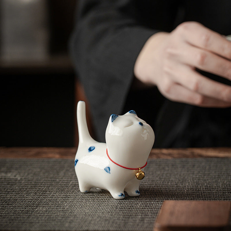 Figurine miniature en céramique représentant un chat blanc porte-bonheur