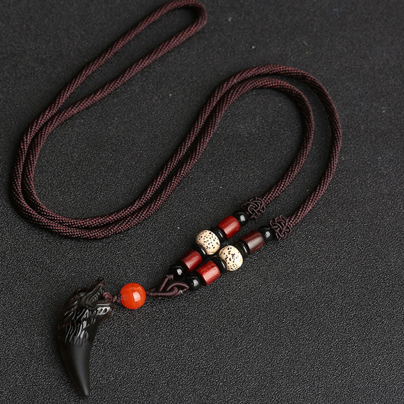 Grand collier courageux à motif de dents de loup en obsidienne glacée