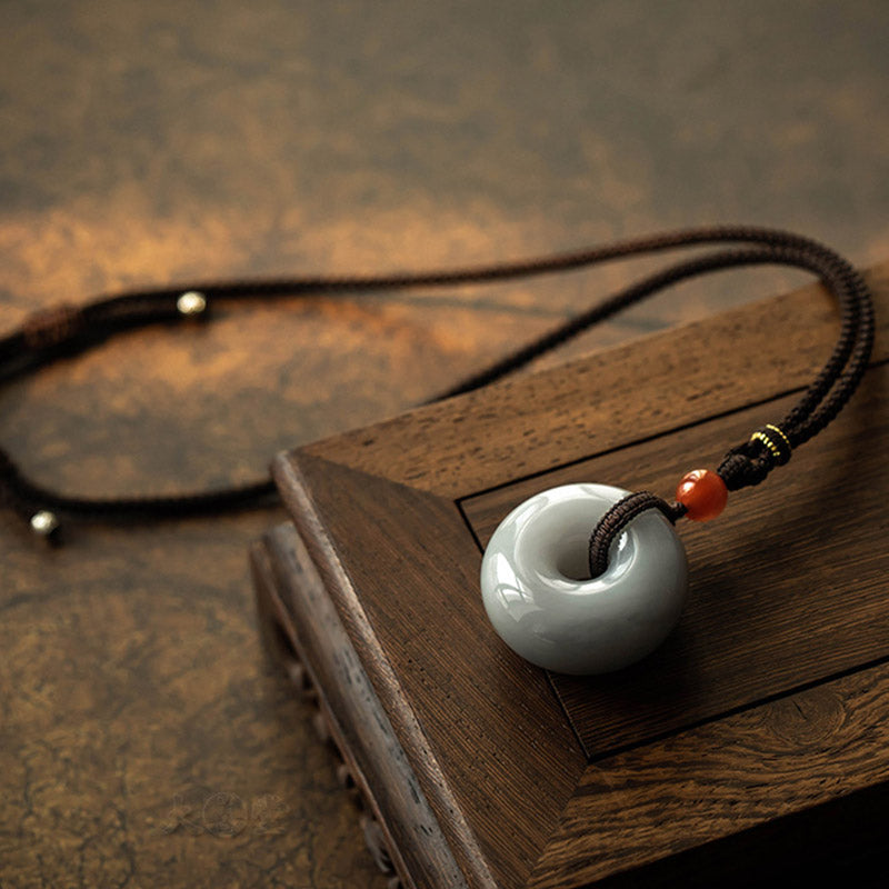 Collier porte-bonheur en jade gris naturel | Pendentif paix et prospérité
