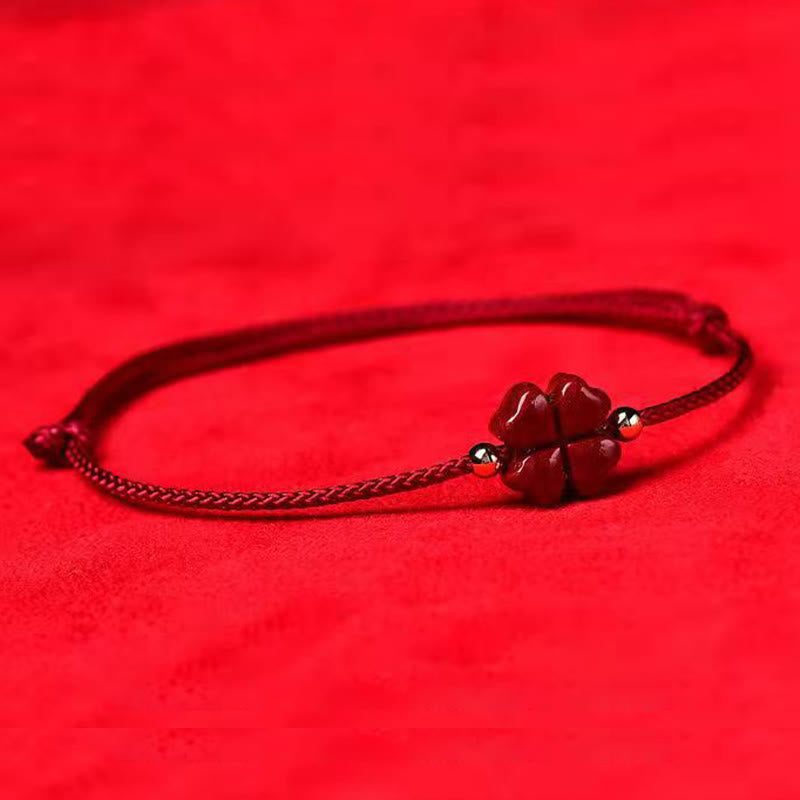 Bracelet en fil rouge de cinabre naturel avec bénédiction du trèfle à quatre feuilles