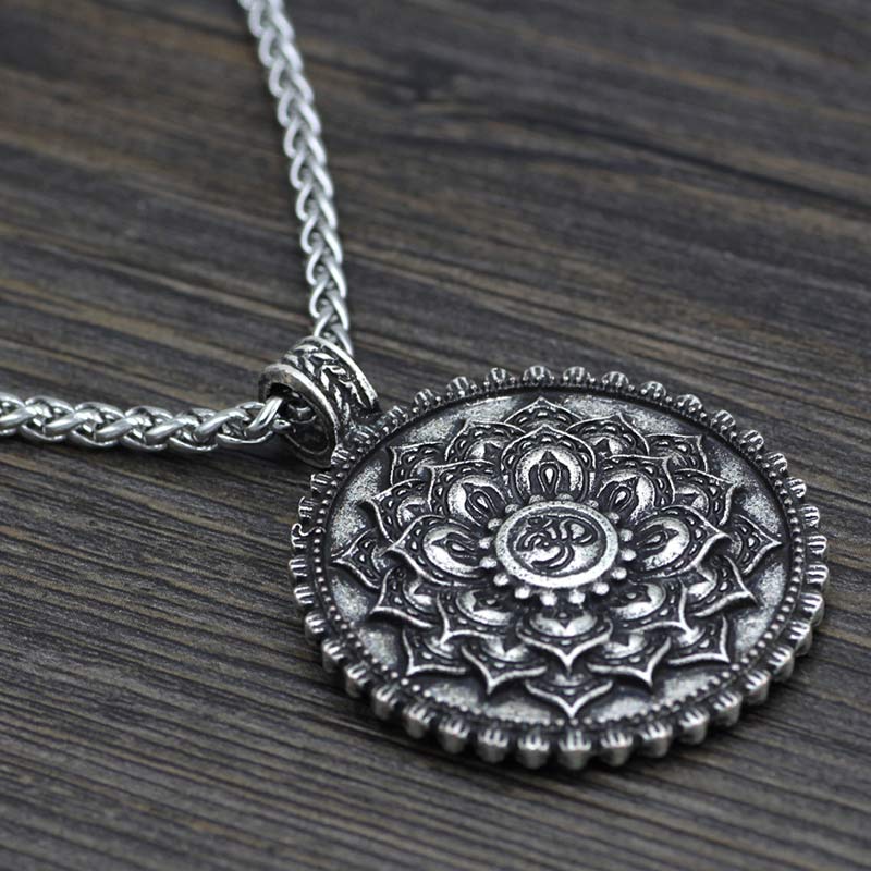Collier unisexe électroplaqué Om Mani Padme Hum avec motif lotus