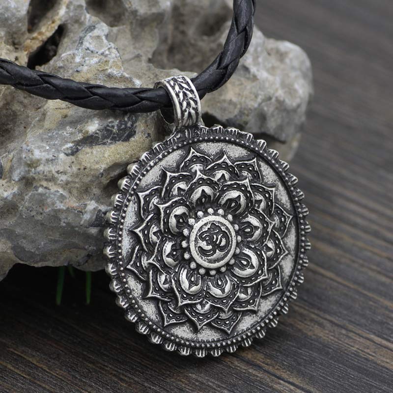 Collier unisexe électroplaqué Om Mani Padme Hum avec motif lotus