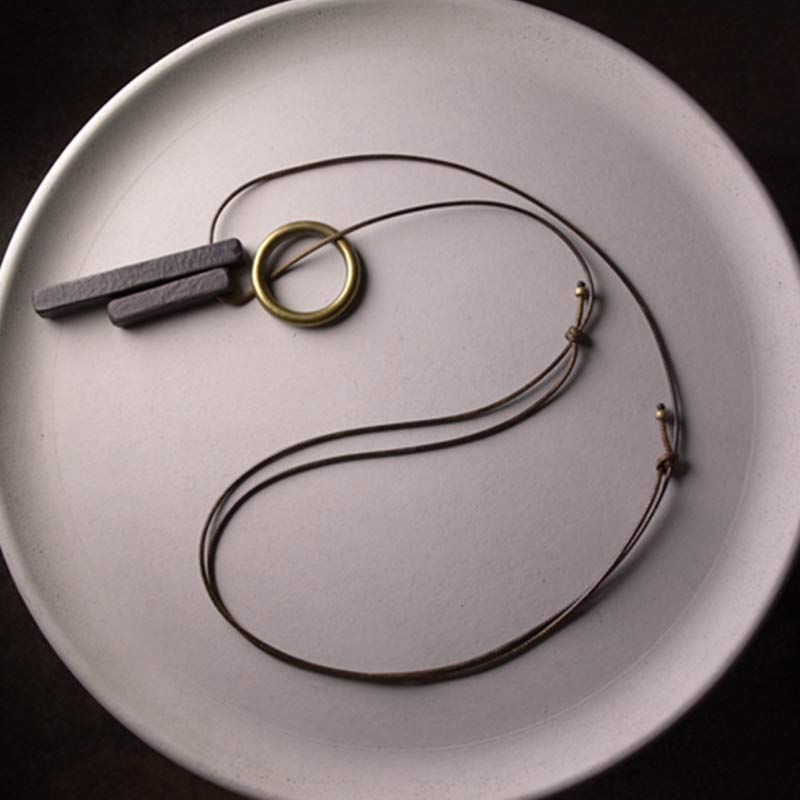 Collier Cercle Zen en Bois d'Ébène pour l'Illumination et le Calme