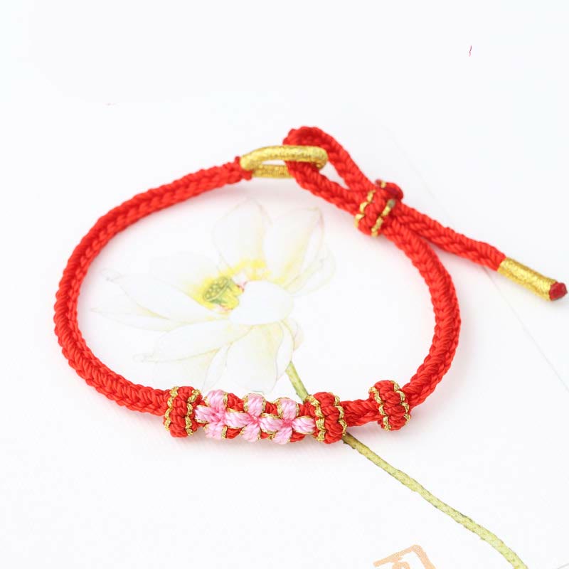 Bracelet réglable en fil rouge avec symbole de chance en fleur de pêcher