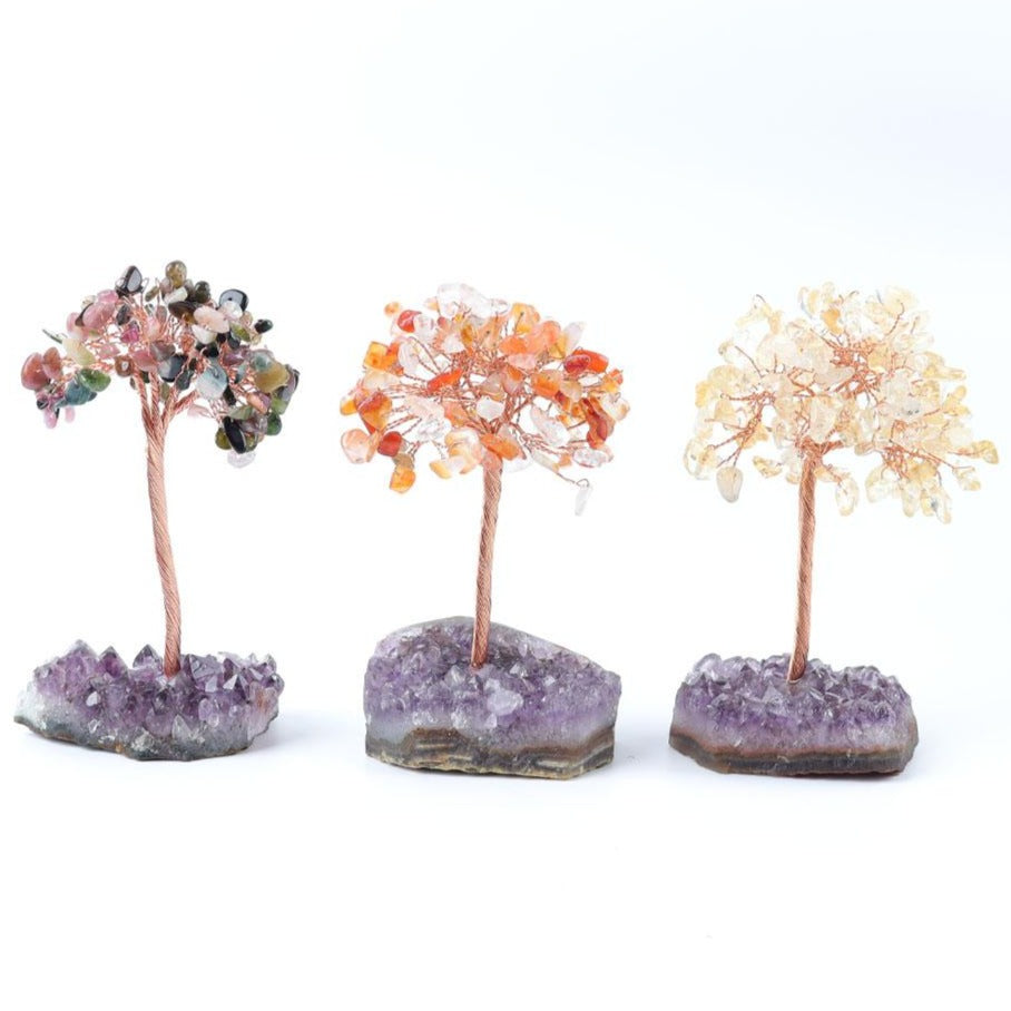 Arbre en cristal d'améthyste avec base en éclats de pierres précieuses 12 cm