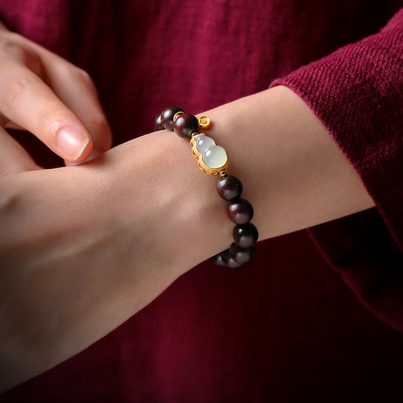 Bracelet en jade et bois de santal rouge à petites feuilles pour le calme et la protection