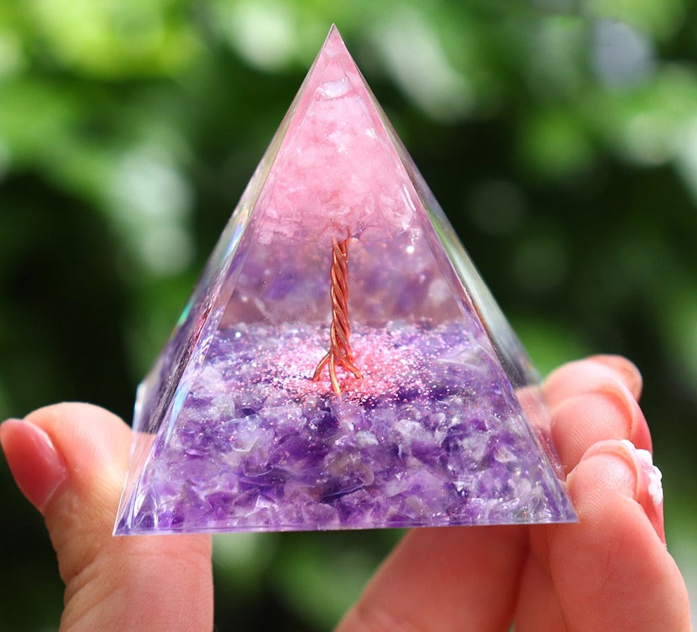 Pyramide d'équilibre en quartz rose avec arbre de vie