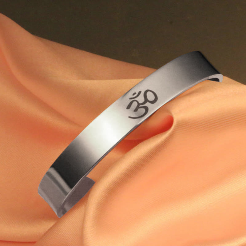 Bracelet manchette en acier titane avec symbole OM et pleine conscience