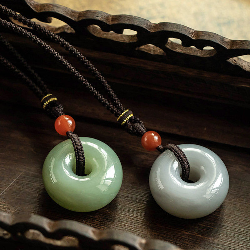 Collier porte-bonheur en jade gris naturel | Pendentif paix et prospérité