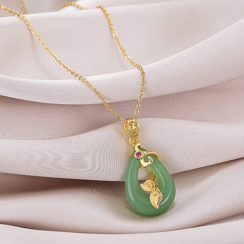 Collier porte-bonheur en jade à motif ovale