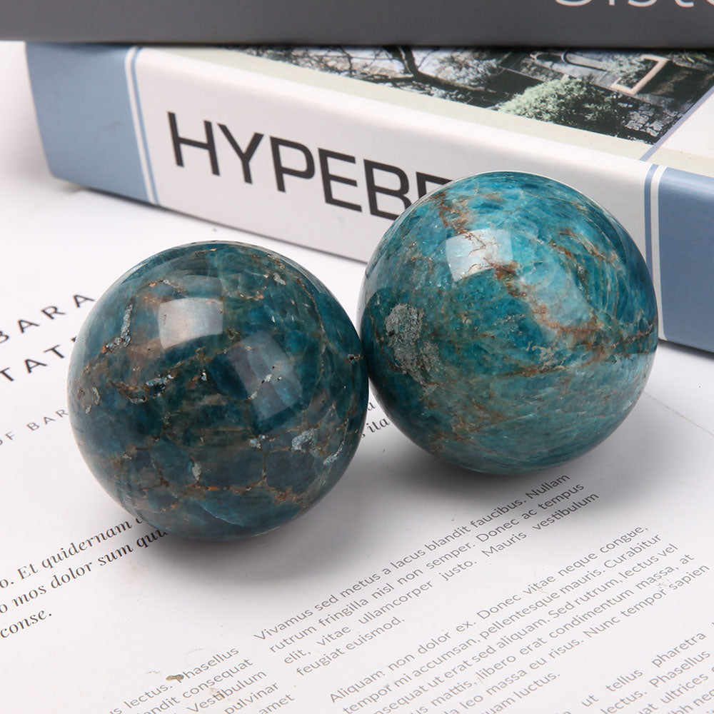 Sphère de cristal polie en apatite bleue de 2,2 pouces