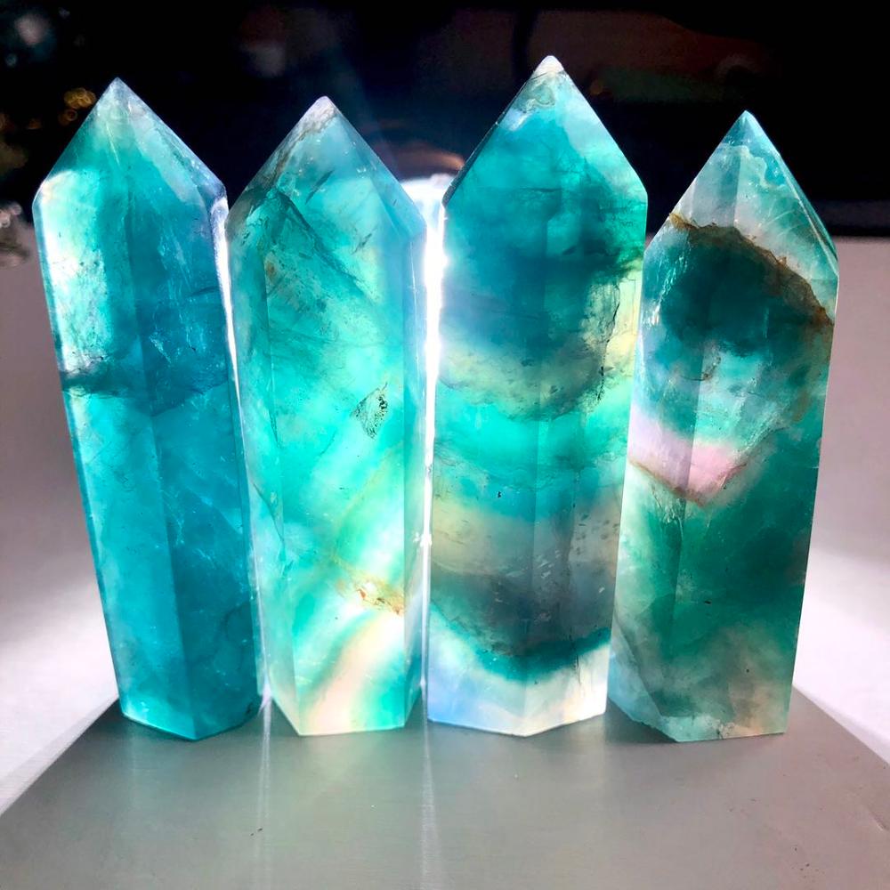 Tour de cristal de fluorite bleue pour la clarté mentale