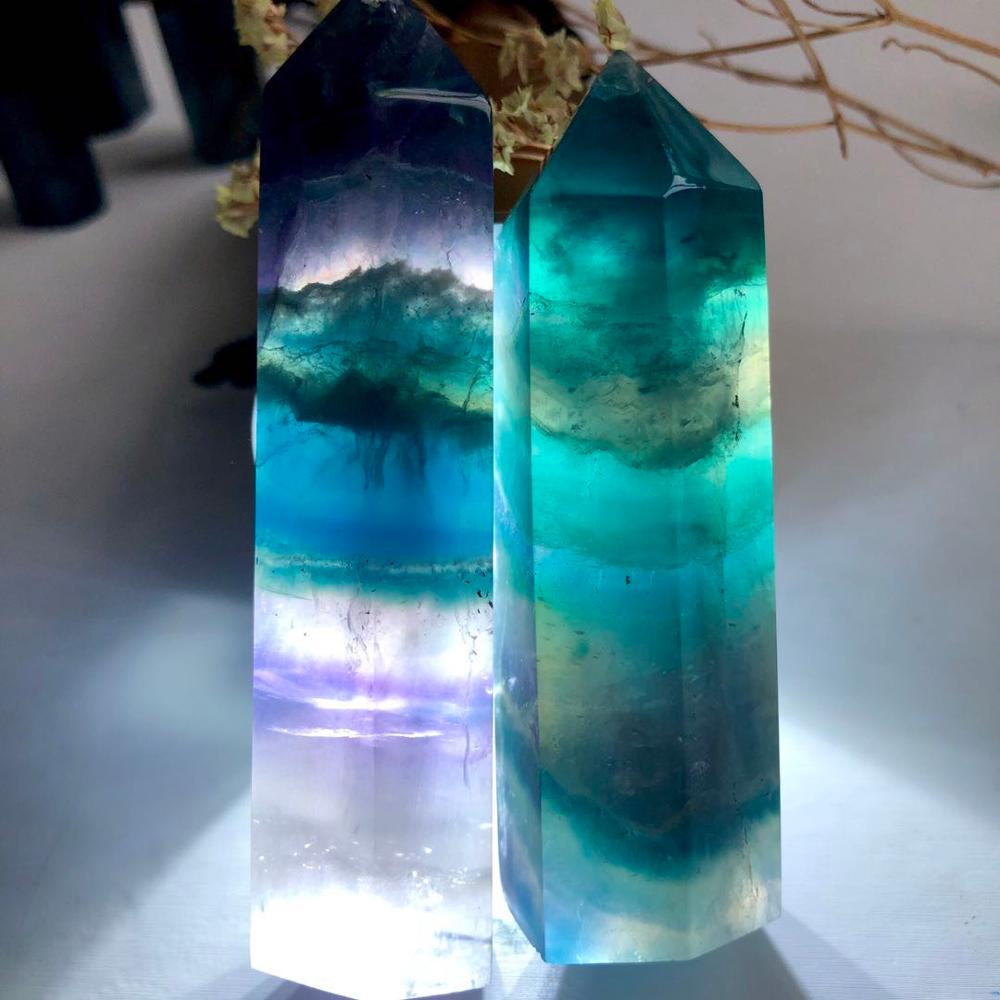 Tour de cristal de fluorite bleue pour la clarté mentale
