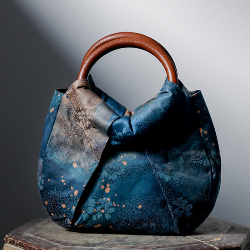 Sac à main bleu fait main avec anse en bois et fleurs en jacquard 23 cm