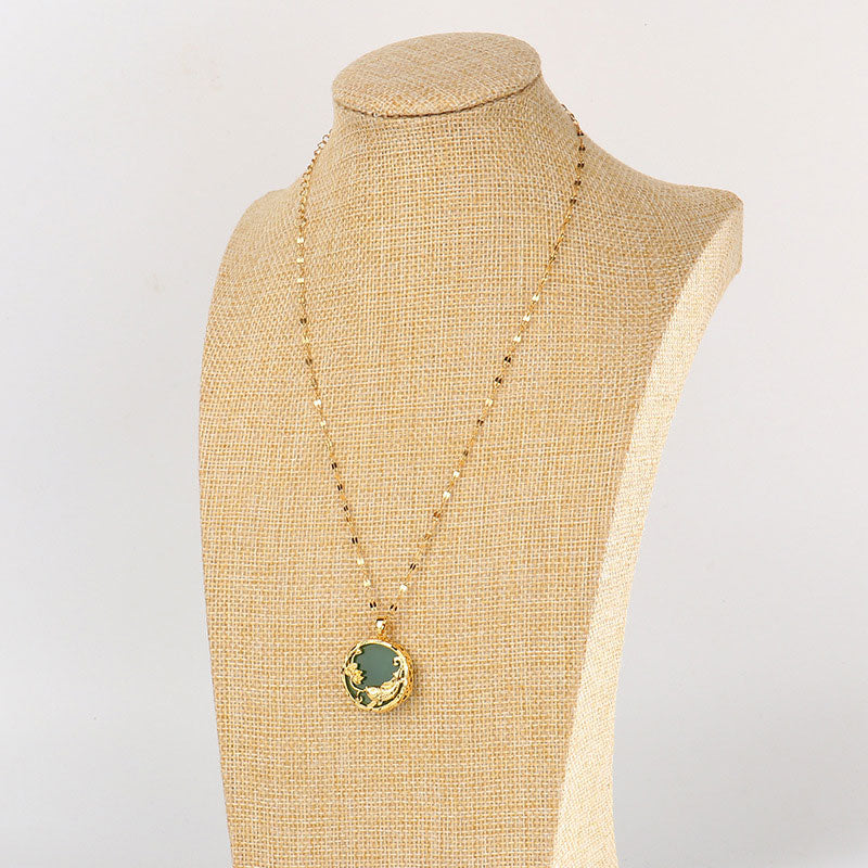 Collier pendentif porte-bonheur en jade naturel avec poisson koï et lotus