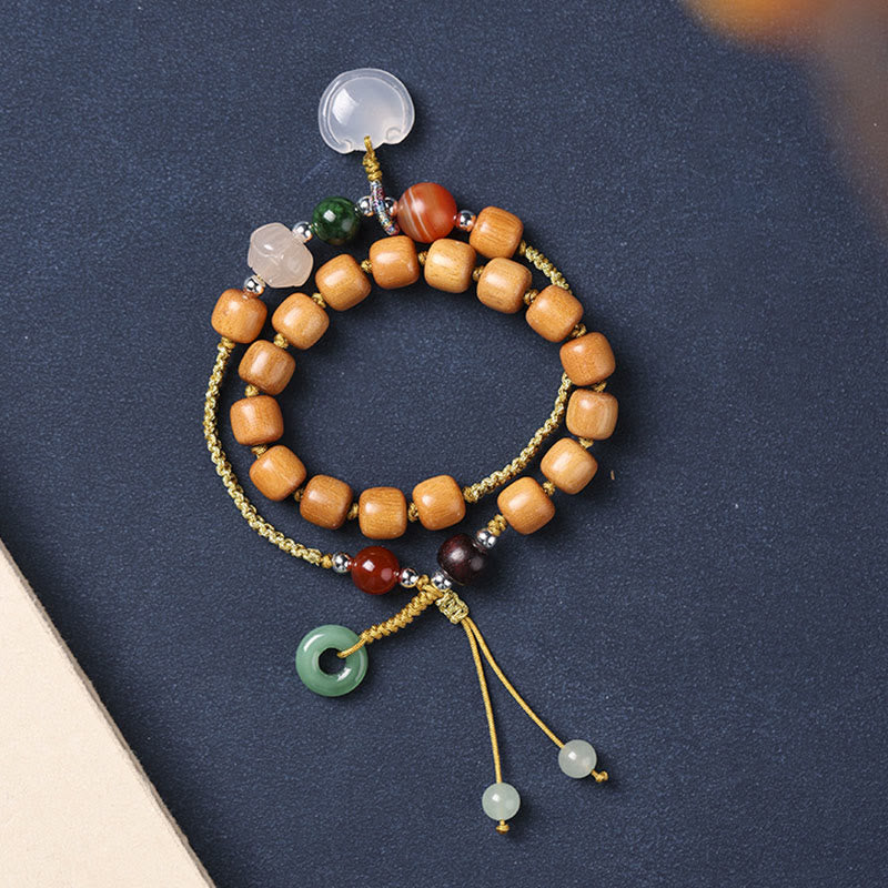 Bracelet boucle de paix en bois de santal vert et calcédoine