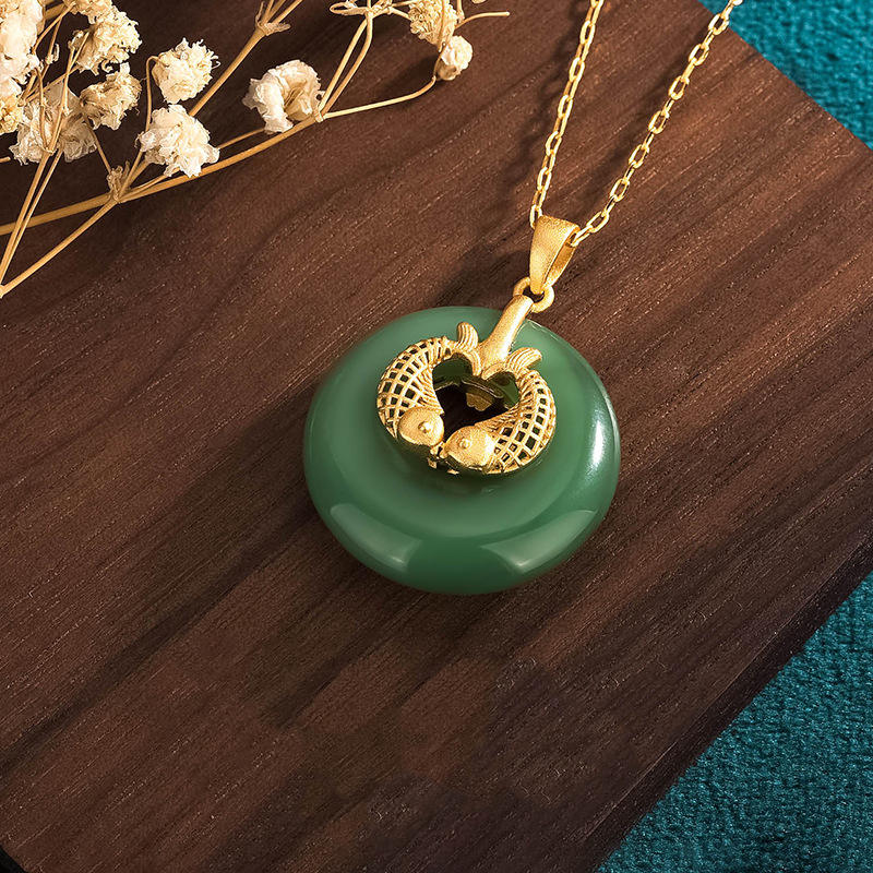 Collier porte-bonheur en jade cyan avec poisson koï pour le succès et l'harmonie