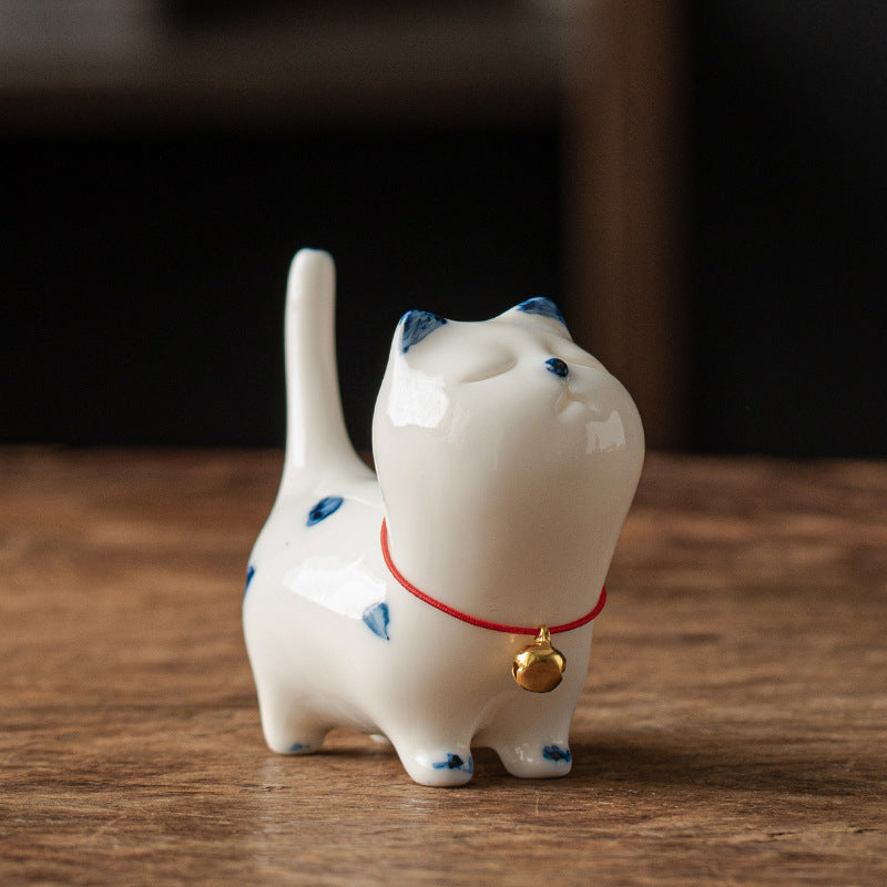 Figurine miniature en céramique représentant un chat blanc porte-bonheur