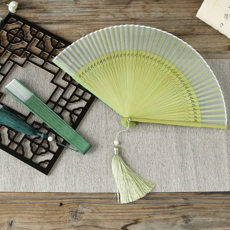 Éventail chinois pliable en soie de mûrier motif libellule 23 cm