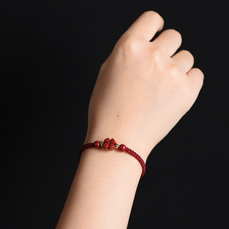 Bracelet en cinabre avec cordon rouge | Bénédiction du trèfle à quatre feuilles