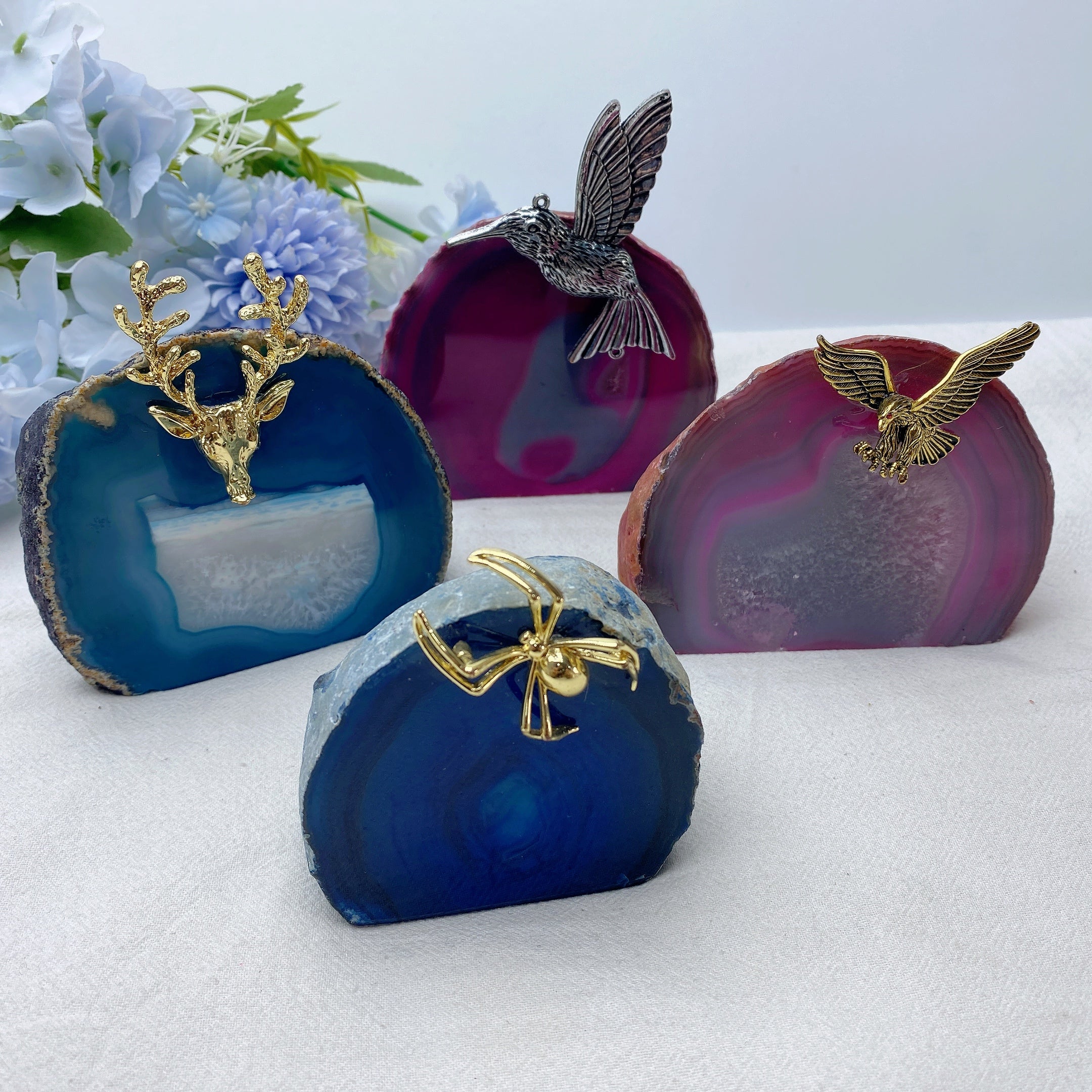 Spécimen de cristal de forme libre en plaque d'agate colorée de 3 pouces