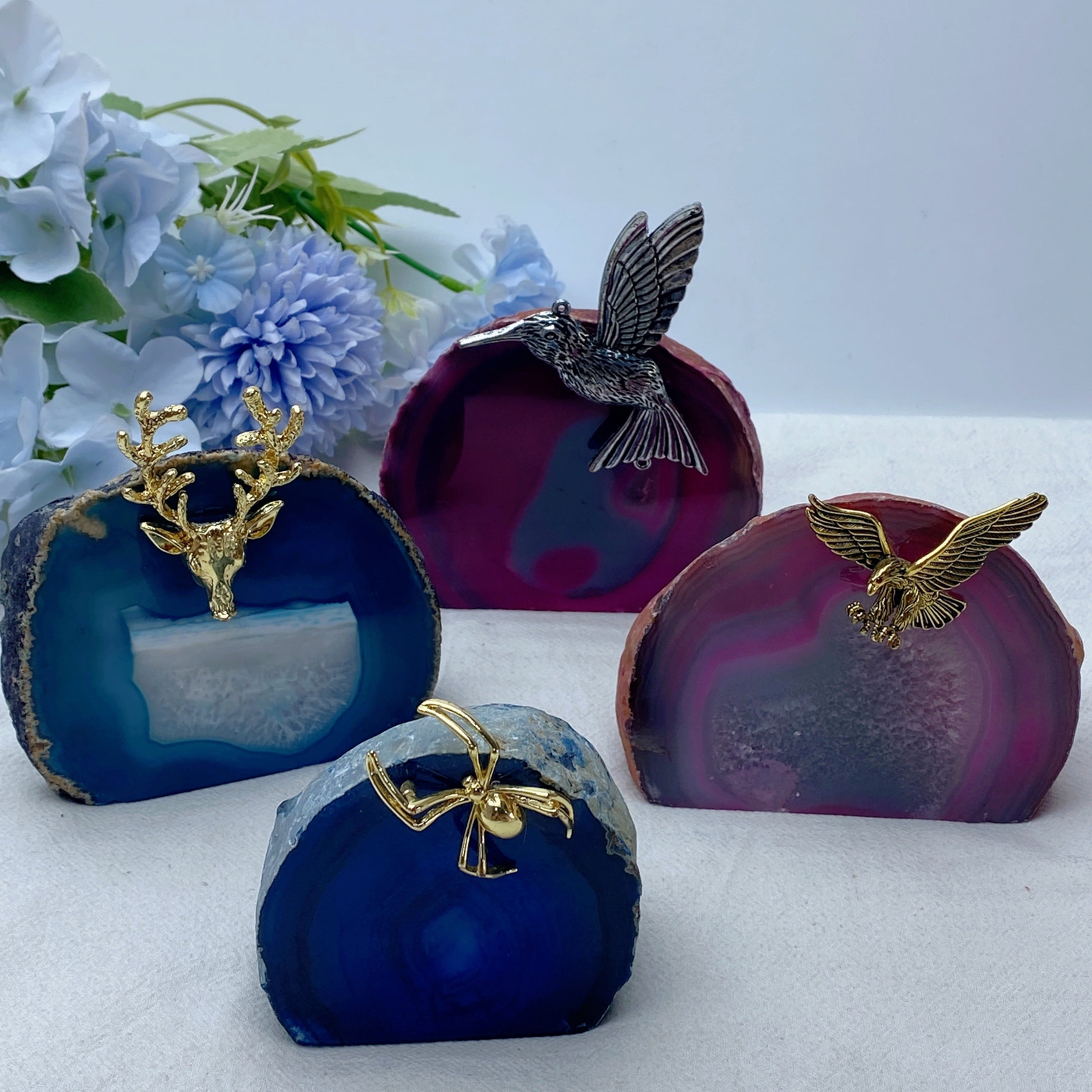 Spécimen de cristal de forme libre en plaque d'agate colorée de 3 pouces