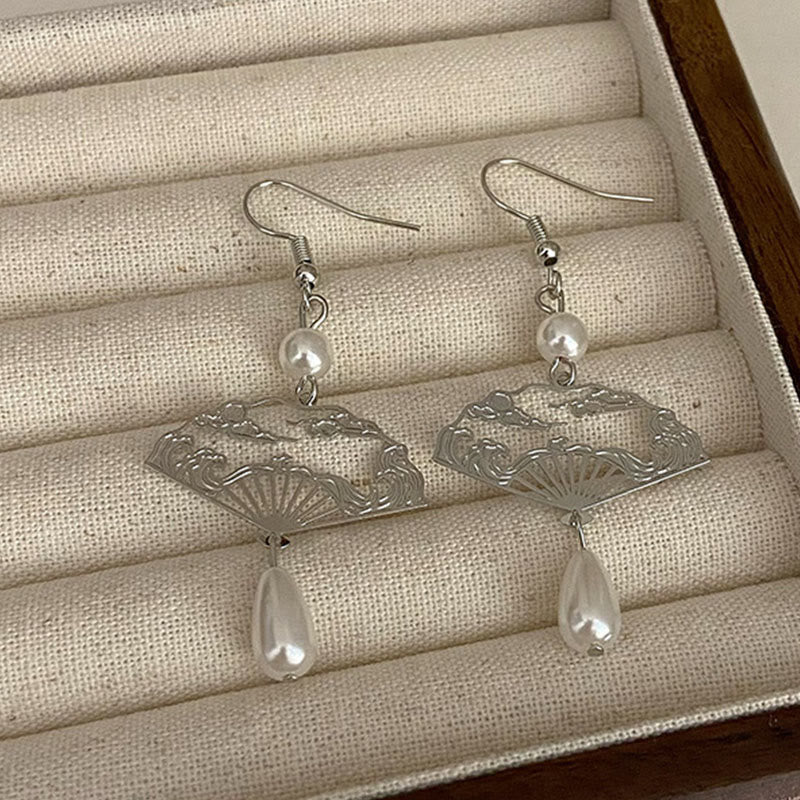 Boucles d'oreilles pendantes en perles et éventail en cuivre | Prospérité et protection