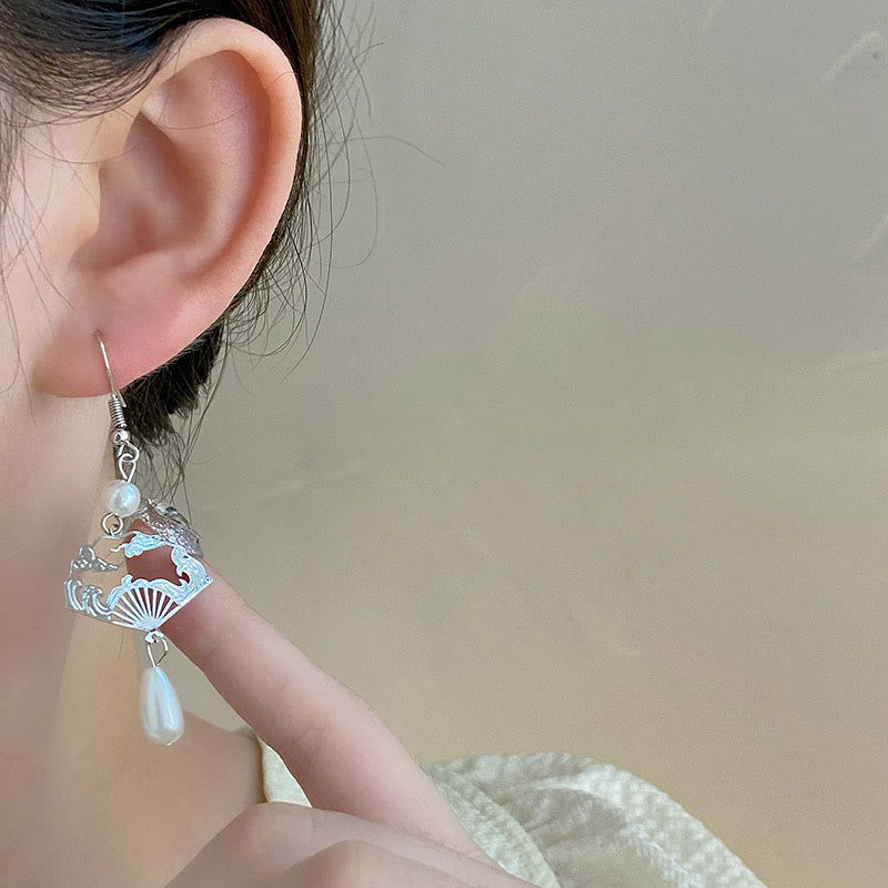 Boucles d'oreilles pendantes en perles et éventail en cuivre | Prospérité et protection
