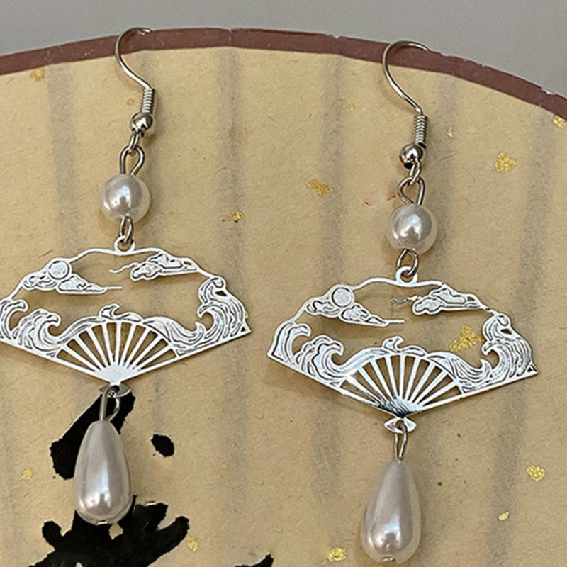 Boucles d'oreilles pendantes en perles et éventail en cuivre | Prospérité et protection