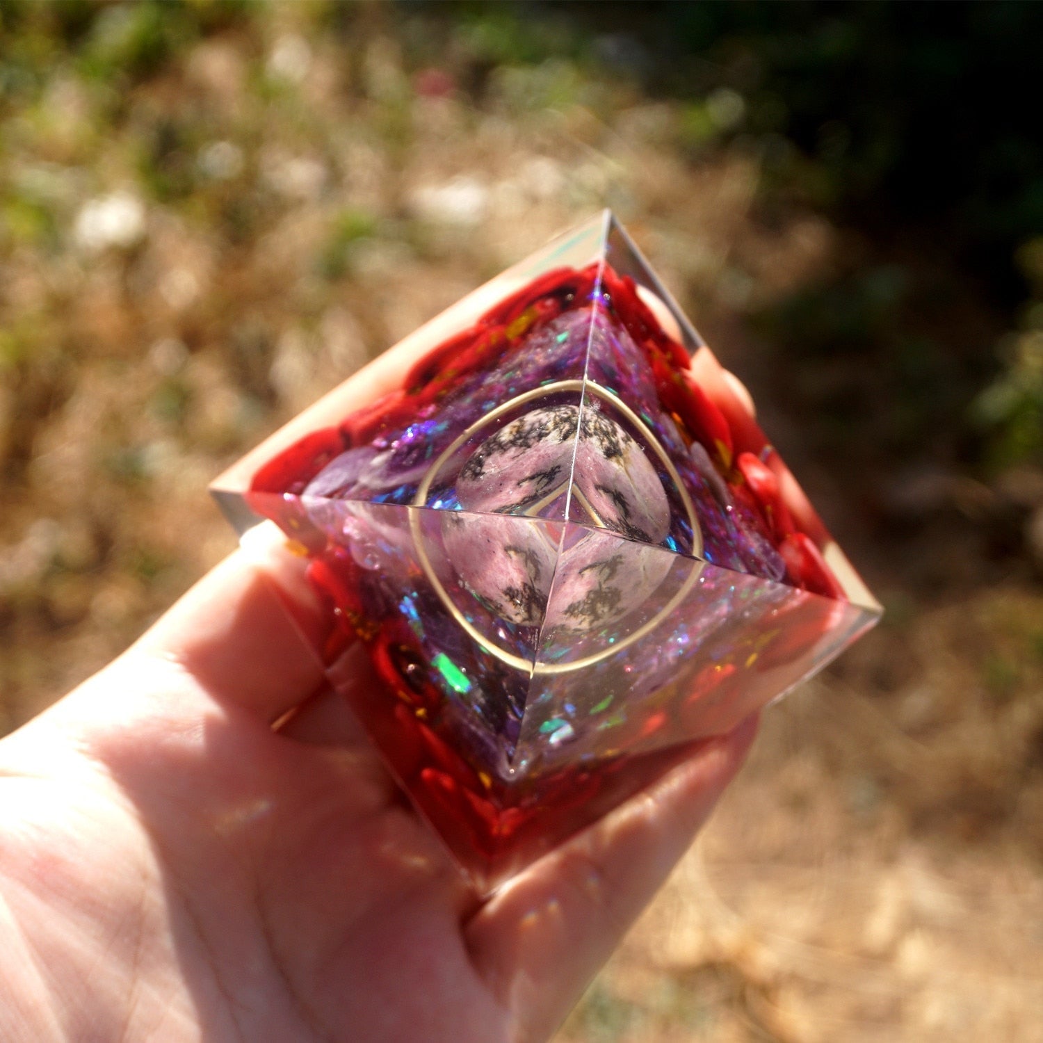 Pyramide d'orgone Crimson Vigor avec rhodochrosite et améthyste